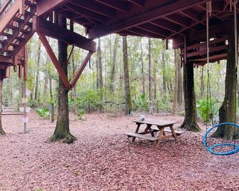 Rustic Treehouse and Cabin Retreat Near the Suwannee River - Old Town - Patio
