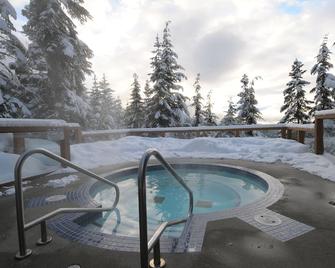 Whistler Getaway with Mountain Views – Ski & Bike from Your Door - Whistler - Piscina