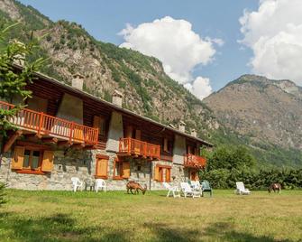 Chalet-village Situated in a Quiet Area - Antey-Saint-André - Edificio