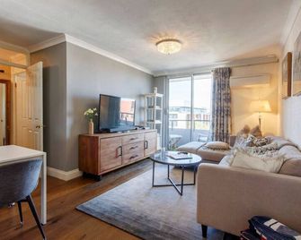 Central Hidden Gem - Fremantle Apartment - Fremantle - Living room