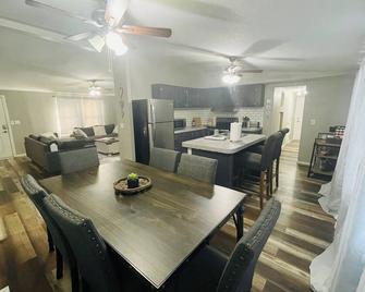 'Lazy Days' less than 10 minutes from Lake Texoma and Choctaw Casino - Mead
