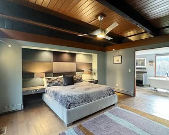 Westlake Oasis: Luxurious home with a private hot tub - Westlake - Bedroom