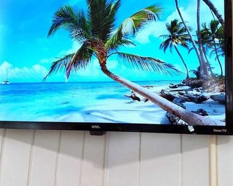 Rock Sound 2BR |Wine, Snacks, A/C + Walk to Eats - Rock Sound