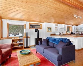 Fish, float, or raft out of your front door, MT's wilderness at your fingertips! - Greenough - Living room