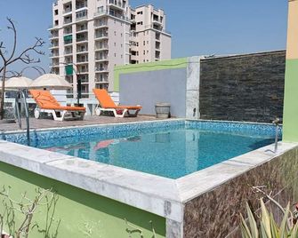 Royal Suites By Park Tree Chakki Mor - Parwanoo - Piscina