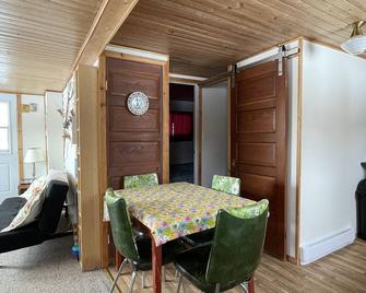 Beautiful all-season cabin in a peaceful, phenomenal location at a great price - Winnipeg Beach - Dining room