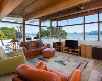 Sausalito Butterfly House: Bay Views /Quiet /Walk to Town & Ferry - Sausalito - Wohnzimmer