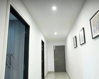 Avaani Residency ,A Spacious 5-bedroom villa in beautiful Jalandhar with AC - Jalandhar - Hallway