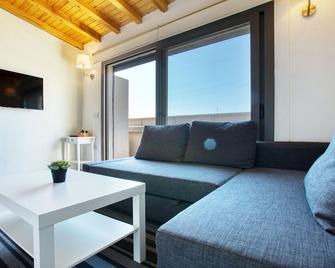Aegean Apartments - Marina & Chios Island View - Чешме - Вітальня