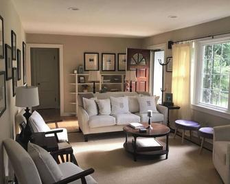 Trillium Ranch located Central to Campus 2 blocks from All Saints! - Sewanee - Sala de estar