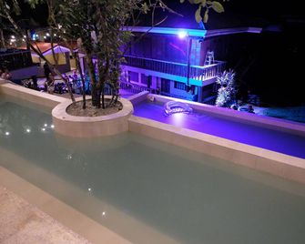 Mad Monkey Siquijor - San Juan - Piscina