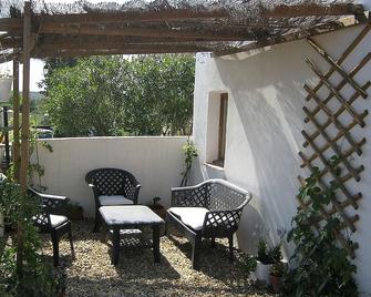 Large apartment in 19th century village house - shared pool, WiFi & Sat TV - Canaules-et-Argentières - Balcón