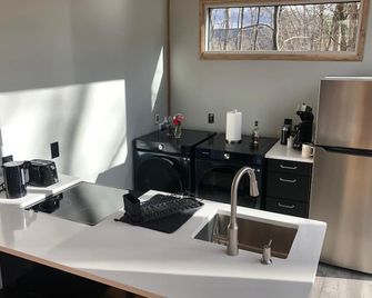 Modern Glass Retreat in Fort Valley with WiFi, AC, EV charger - Fort Valley - Kitchen