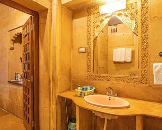 Hotel Garh Jaisal Haveli - ג'יסלמר - חדר רחצה
