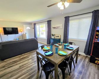 The Lafayette Lounger Unit A, King Bed, Arcade Games, close to downtown - Ottawa - Dining room