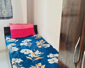 Yashodha Pride Home Stay - Pune - Bedroom