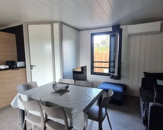 Agde Prestige Chalet in private residence with Pools and Spa - Agde - Salle à manger