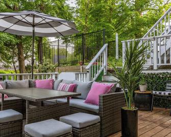 Hot Tub and Walk to Lakeside Dining Meredith Home! - Meredith - Patio