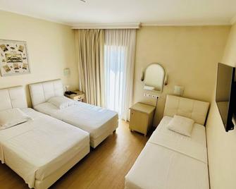 Hotel London - Glyfada - Bedroom