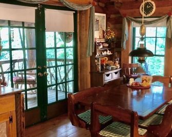 Handmade Log Cabin w/ Full-Length Private Screened Balcony, atop Small Mountain - Blairsville - Comedor