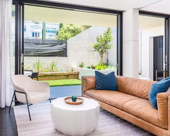 The Arden 1 Coogee. New Spacious Garden Apartment, Moments to Beach - Coogee - Living room