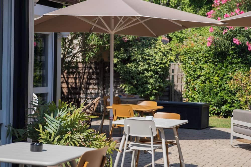 كيرياد نايمز كويست - نيم - شرفة مرصوفة