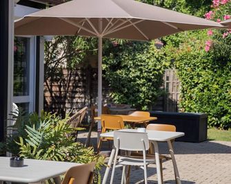 كيرياد نايمز كويست - نيم - شرفة مرصوفة