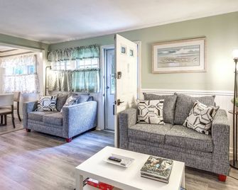 Cozy Cape Cod Cottage 2 Mi to Beach! - Hyannis - Soggiorno