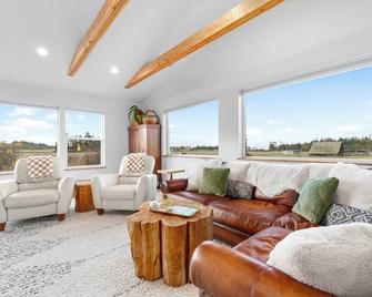Homestead Villa - Hottub & Sauna Retreat - Port Angeles - Living room