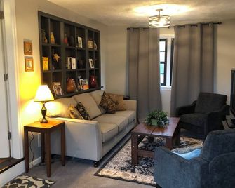 Homey ranch in a quiet neighborhood conveniently located in Henrietta. - Rochester - Living room