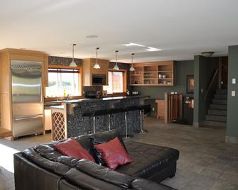 Fraser River Outpost Lodge - Agassiz - Living room