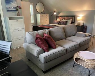 Studio above detached garage - Fort Mill - Living room