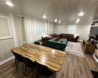 Peak's Paradise - 3-Bedroom - Cortland - Dining room