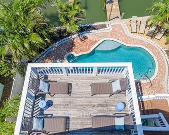 Family Tides-Pool, Hot Tub, Kayaks, Golf Cart, Walk to the Gulf, No Cleaning Fee - Belleair Bluffs - Piscina