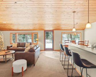 Riverfront luxury on White Pass with hot tub, firepit, and game room - Naches - Living room