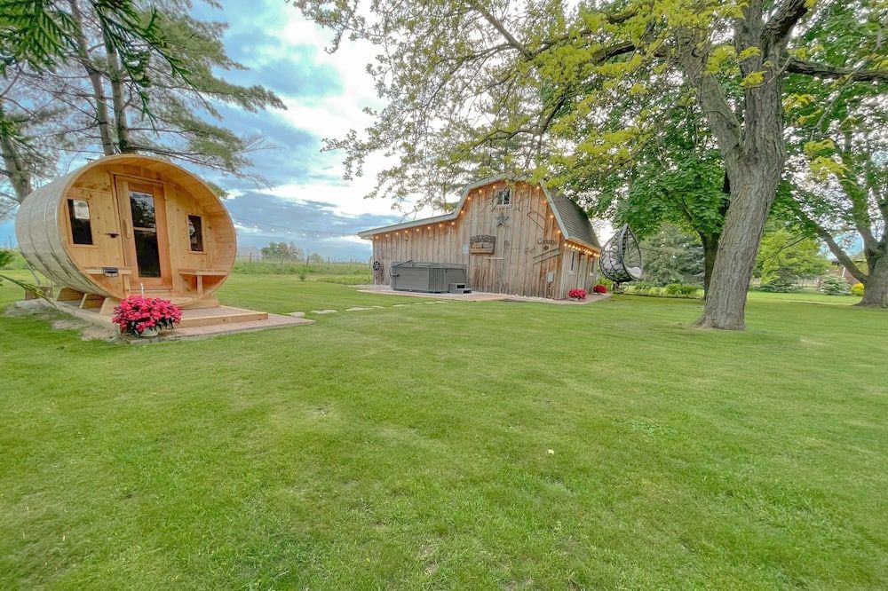 Building view of Niagara Grapeview Cottage/Hot Tub+Sauna