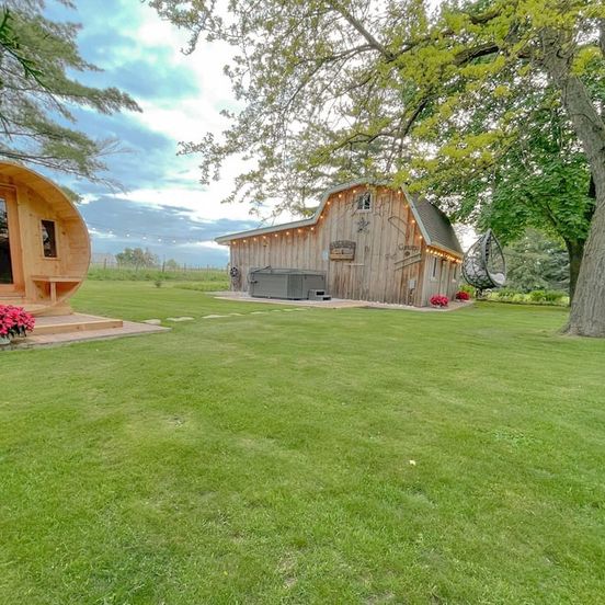 Building view of Niagara Grapeview Cottage/Hot Tub+Sauna