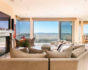 1551 Mandalay Beach Road Home - Oxnard - Living room