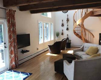 Family Friendly Kennebunkport Home ~ Walk to Dock Square ~ Independent Office Space - Kennebunkport - Living room