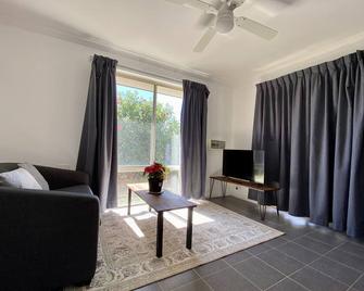 Adorable 1-bedroom Guesthouse near Maiden & beach - Bunbury - Living room