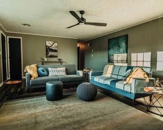 Mount Tabor Ranch near VT - King Bed/Fast Wi-Fi - Blacksburg - Living room