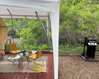 Serene Glamping: Nature & Retreat - Morrison - Patio