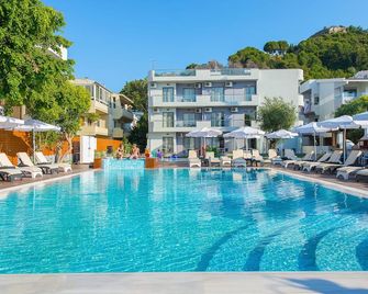 Sunny Days Hotel - לאליסוס - בריכה