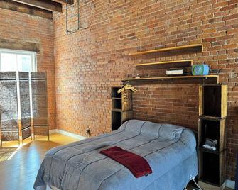 Stylish loft in the heart of downtown Troy with onsite parking - Troy - Bedroom