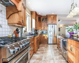 3 Floor House with Ceramic Studio - Lake Country - Кухня