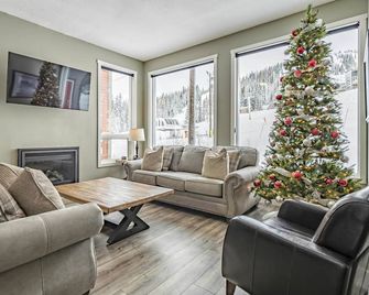 10/10 Location Backs on to Alpine Chair w/BBQ, Hot Tub, Laundry - Pet Friendly! - Vernon - Soggiorno