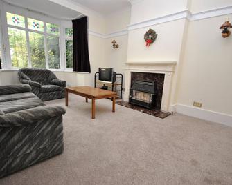 Large House & Parking - Excellent Transport Links - Birmingham - Living room