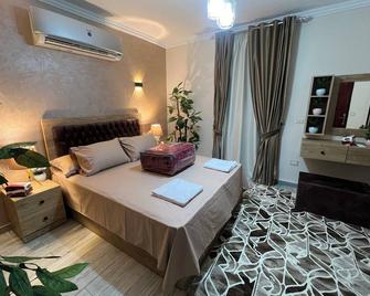 Luxurious 3br/3ba Apartment In Downtown Cairo: Wi-Fi, Ac, Parking, And City View - Madinat Coraya - Schlafzimmer