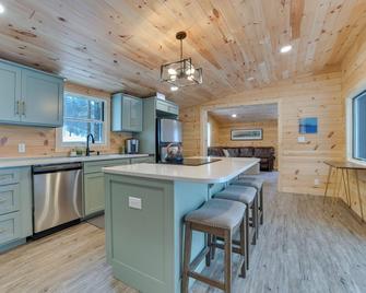 8 Mi to Sleeping Bear Dunes: Creekside Cabin - Glen Arbor - Cocina