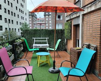 Bilbao Large terrace, 3 Bedrooms.4 people, Free Garage, telework.Wifi+ c. TV - Bilbao - Patio